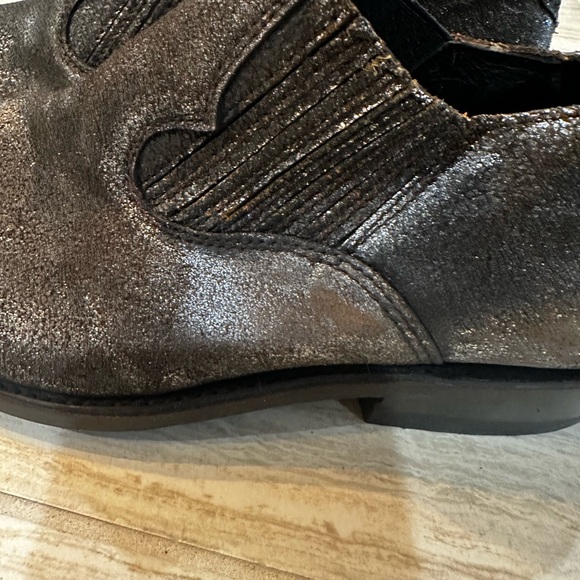 NWOT women’s Frye bootie metallic, distressed cowboy boots     size 9 5 - Picture 5 of 13